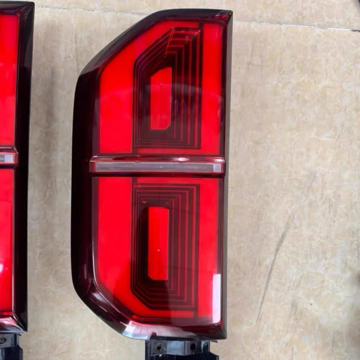 Low Price New Wholesale Hot Sale OEM Auto Spare Parts Right Taillight for  Formula Leopard 5 OE 13991720-00
